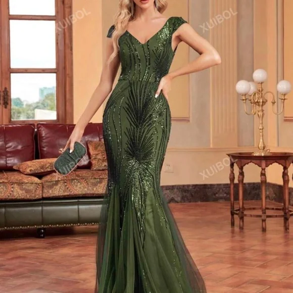 Formal V-Neck sequined gown - Picture 3 of 4